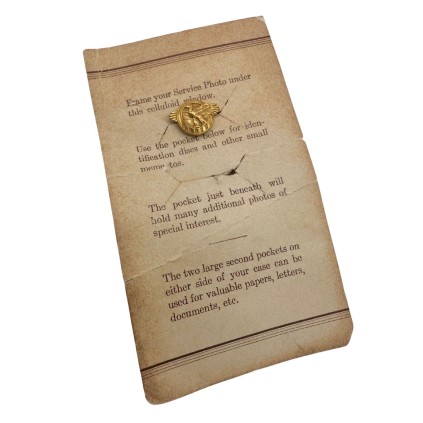 L'Honorable Service Lapel Button, familièrement appelé "Ruptured Duck"