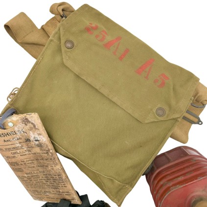 Ensemble masque à gaz M39 anglais daté de 1942