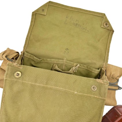 Ensemble masque à gaz M39 anglais daté de 1942