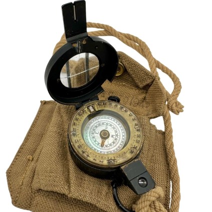 Ensemble Boussole Militaire Britannique MKIII Originale WWII – T. G. Co. LONDON – Datée 1943 avec Housse Originale Datée 1943