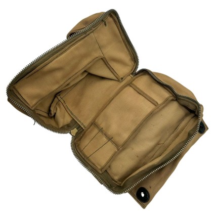 Pochette de Kit FIRST AID AERONAUTIC Originale WWII – Fixation Lift-the-Dot – US Army Air Force / US Navy