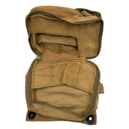 Pochette de Kit FIRST AID AERONAUTIC Originale WWII – Fixation Lift-the-Dot – US Army Air Force / US Navy