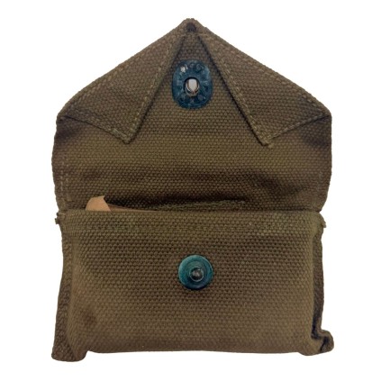 Pochette à Pansement Individuel (First Aid Packet Pouch) Modèle M-1924 – Fabricant E.A. BROWN MFG CO – Datée 1945