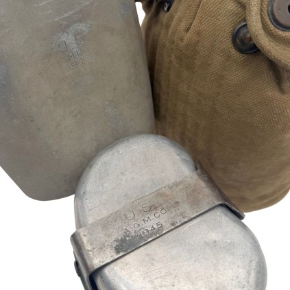 Ensemble Gourde US Army : Housse (1943), Quart (1945 A.G.M. Co) et Bidon (1945 S.M. Inc.)