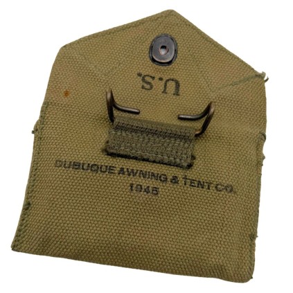 Pochette pour pansement individuel M-1924 – DUBUQUE AWNING & TENT CO 1945